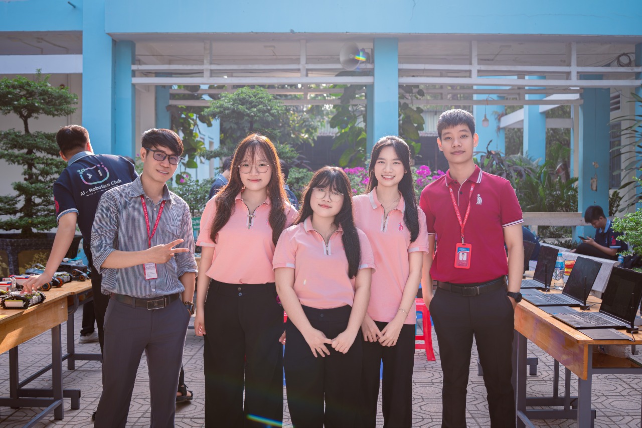 Khoa Công nghệ thông tin - truyền thông DNTU lan tỏa cảm hứng nghề nghiệp tại Ngày hội STEM/AI Trường THPT Vĩnh Cửu